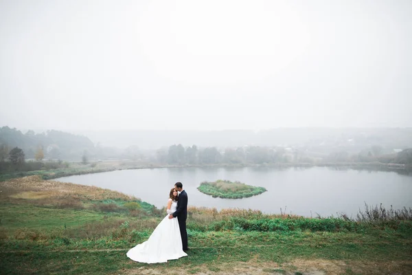 Schönes romantisches Hochzeitspaar, das sich im Park umarmt — Stockfoto