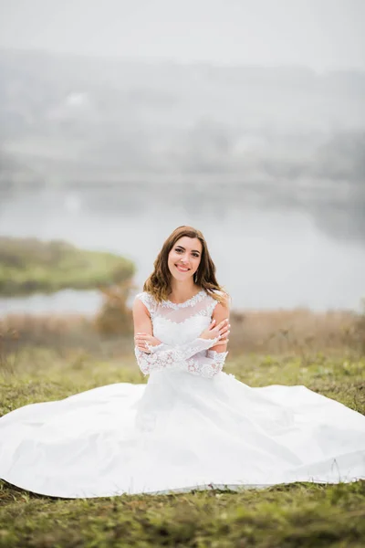 Portrait of a beautiful fashion bride, sweet and sensual. Wedding make up and hair — Stock Photo, Image