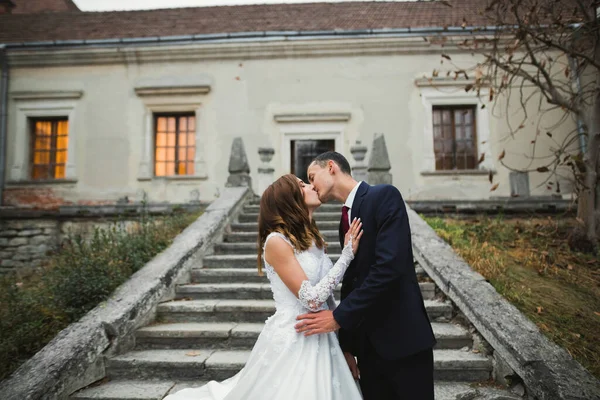 Красива наречена і наречена обіймаються і цілуються в день весілля — стокове фото