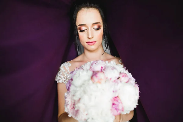 Belle mariée portant une robe de mariée de mode avec des plumes avec luxe délice maquillage et coiffure, studio séance photo d'intérieur — Photo