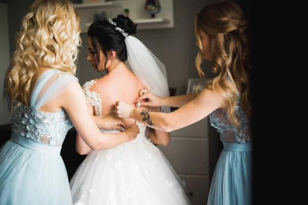 Manos de damas de honor en vestido de novia. Feliz matrimonio y novia en el concepto del día de la boda — Foto de Stock