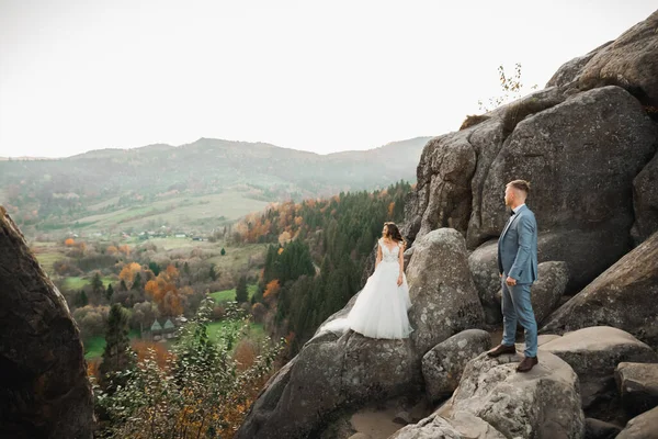 Un mari et une femme aimants sur le fond des montagnes. Aimer couple émotionnellement passe du temps — Photo