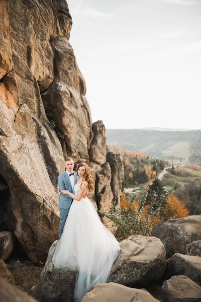 Casamento casal na natureza está abraçando uns aos outros. Menina modelo bonita em vestido branco. Homem de fato — Fotografia de Stock