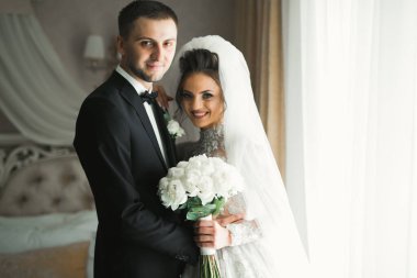 Romantik düğün anı, yeni evli çiftin gülümseyen portresi, gelin ve damadın kucaklaşması