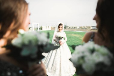 Gelin ve nedimeler düğün günü farklı çiçeklerden harika bir lüks düğün buketi tutuyor.