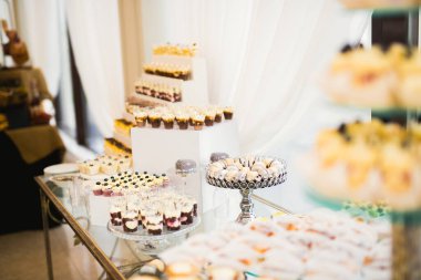 Çeşitli lezzetli tatlılar, yemek fikirleri ve kutlamalarla dolu bir büfe.