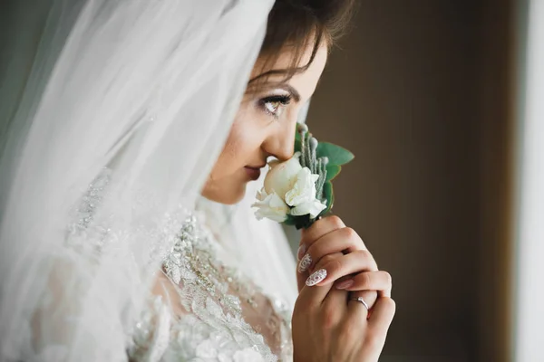 豪華な結婚式の花嫁、女の子ポージングと花束で笑顔 — ストック写真