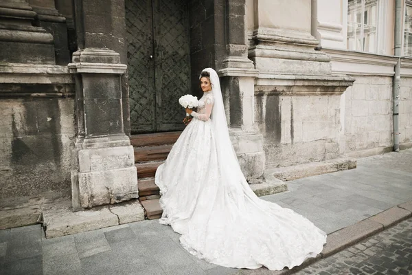 Noiva segurando grande e bonito buquê de casamento com flores — Fotografia de Stock