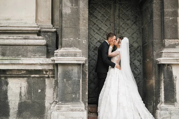 Preciosa pareja de boda besándose en la ciudad vieja —  Fotos de Stock