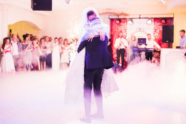 Feliz hermosa recién casados bailando en el restaurante — Foto de Stock