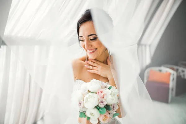 Retrato de novia impresionante con el pelo largo posando con gran ramo —  Fotos de Stock