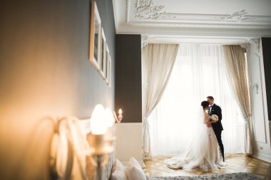 Romantik düğün anı, yeni evli çiftin gülümseyen portresi, gelin ve damadın kucaklaşması