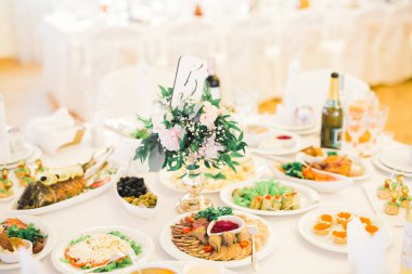 Düğün töreni için hazırlanmış bir restoranın içinde.