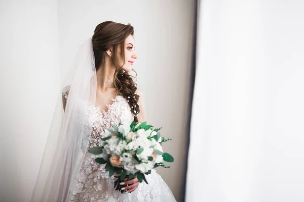 Portrait of stunning bride with long hair posing with great bouquet — Stock Photo, Image