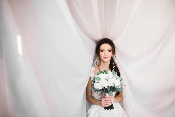 Sposa di lusso in abito bianco in posa durante la preparazione per la cerimonia di nozze — Foto Stock