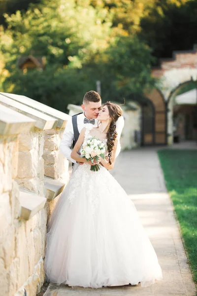 Doğadaki düğün çifti birbirine sarılıyor. Beyaz elbiseli güzel bir kız. Takım elbiseli adam — Stok fotoğraf