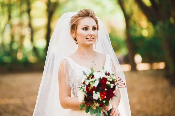 Mariée tenant grand et beau bouquet de mariage avec des fleurs — Photo