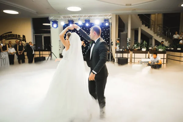 Heureux de beaux jeunes mariés dansant dans le restaurant — Photo