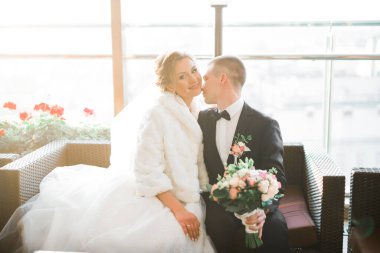 Romantik düğün anı, yeni evli çiftin gülümseyen portresi, gelin ve damadın kucaklaşması