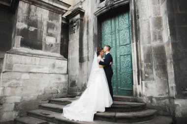 Lüks evli çift, gelin ve damat eski şehirde poz veriyor.