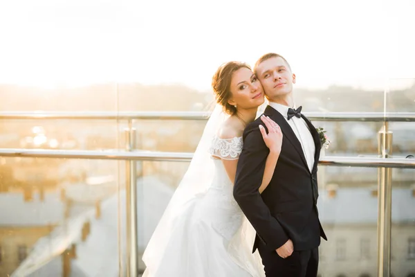 Momento de boda romántico, pareja de recién casados sonriendo retrato, novia y novio abrazándose — Foto de Stock