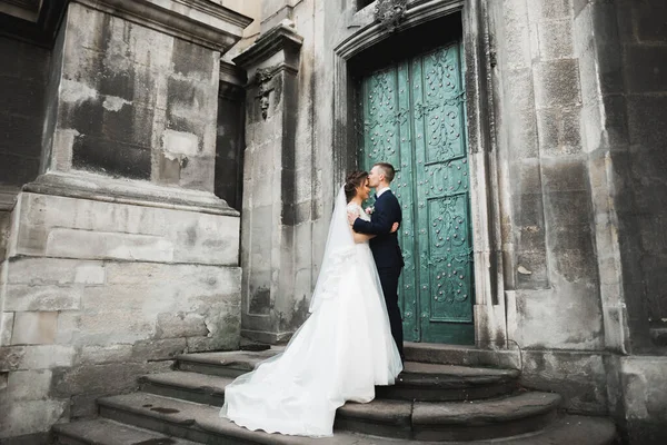 Luxe getrouwd echtpaar, bruid en bruidegom poseren in de oude stad — Stockfoto