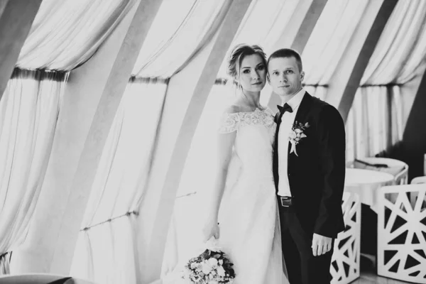 Casamento romântico momento, casal de recém-casados sorrindo retrato, noiva e noivo abraçando — Fotografia de Stock