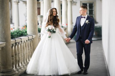 Düğün günü el ele tutuşan çift, damat ve gelin.