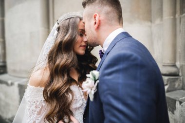 Göz kamaştırıcı mutlu çift birbirine yakın duruyor ve gözlerinin içine bakıyor.