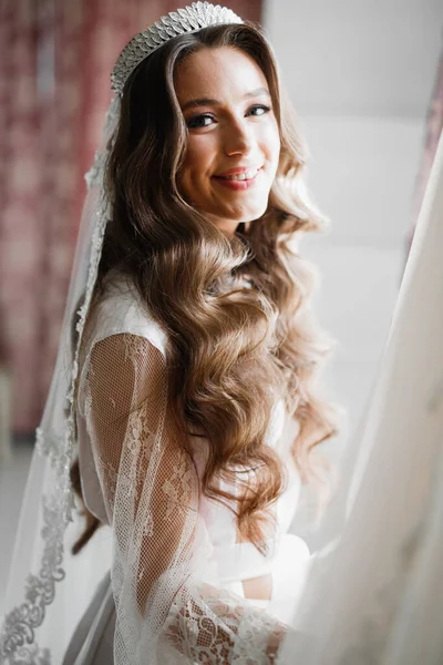 美丽的新娘身穿时尚婚纱，羽毛飘逸，妆容华丽，发型华丽，室内摄影 — 图库照片