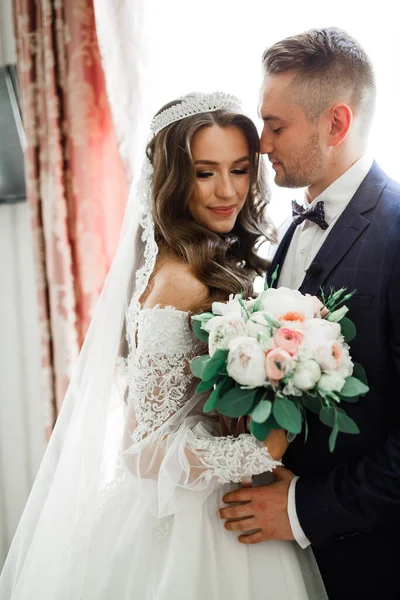 Momento de boda romántico, pareja de recién casados sonriendo retrato, novia y novio abrazándose —  Fotos de Stock