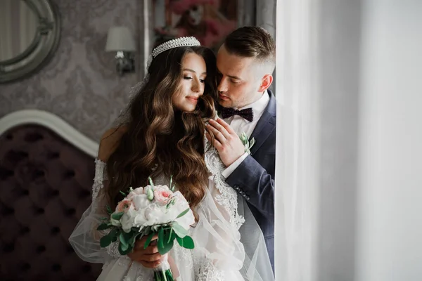 Romantischer Hochzeitsmoment, Brautpaar lächelt Porträt, Braut und Bräutigam umarmen sich — Stockfoto