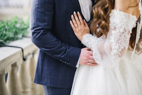 Romantisch huwelijksmoment, paar pasgetrouwden glimlachend portret, bruid en bruidegom knuffelen — Stockfoto