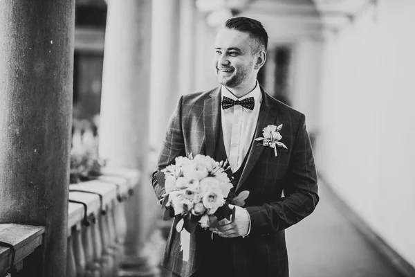 Boldog jóképű mosolygós vőlegény pózol boutonniere — Stock Fotó