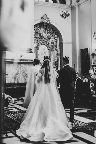 Casamento casal bide e noivo se casar em uma igreja — Fotografia de Stock