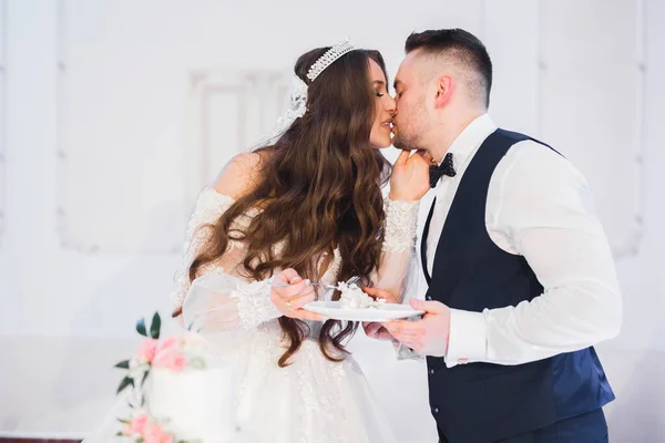 Hermosa novia y novio abrazando y besándose en el día de su boda —  Fotos de Stock