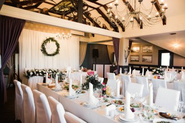 Düğün töreni için hazırlanmış bir restoranın içinde.