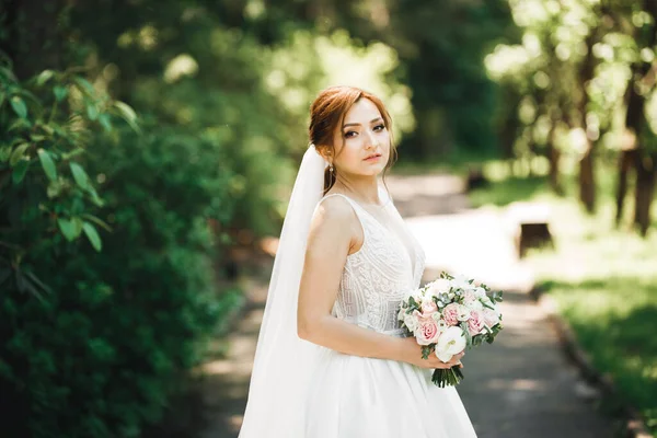 Sposa di nozze di lusso, ragazza in posa e sorridente con bouquet — Foto Stock