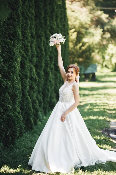 Casamento de luxo noiva, menina posando e sorrindo com buquê — Fotografia de Stock