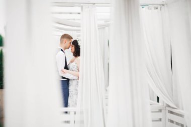 Romantik düğün anı, yeni evli çiftin gülümseyen portresi, gelin ve damadın kucaklaşması