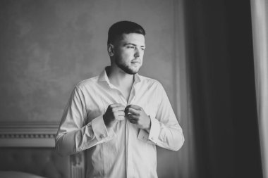 Damat sabah hazırlığı. Yakışıklı adam giyiniyor ve düğüne hazırlanıyor.