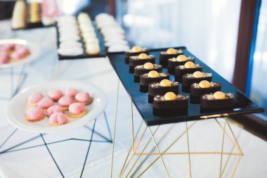 Düğün şekeri büfesinde lezzetli tatlılar, tatlılar, kekler.