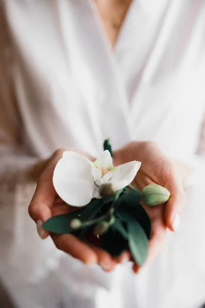 Όμορφη πολυτελή νύφη σε κομψό λευκό φόρεμα κρατά μπουκέτο λουλούδια στα χέρια — Φωτογραφία Αρχείου