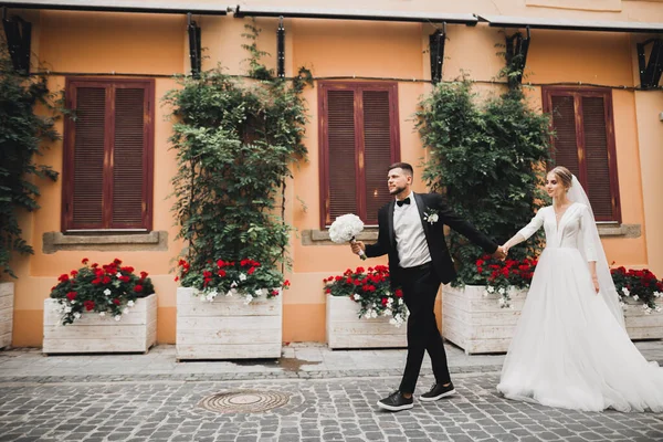 Ett kärleksfullt par nygifta promenader i staden. Make och maka på promenad — Stockfoto