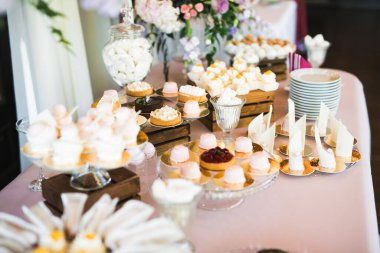 Düğün şekeri büfesinde lezzetli tatlılar, tatlılar, kekler.