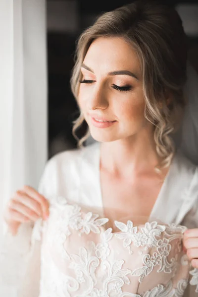 Mariée de luxe en robe blanche posant tout en se préparant pour la cérémonie de mariage — Photo