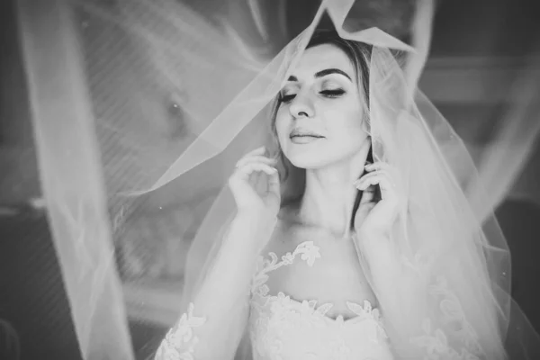 Noiva de luxo em vestido branco posando enquanto se prepara para a cerimônia de casamento — Fotografia de Stock