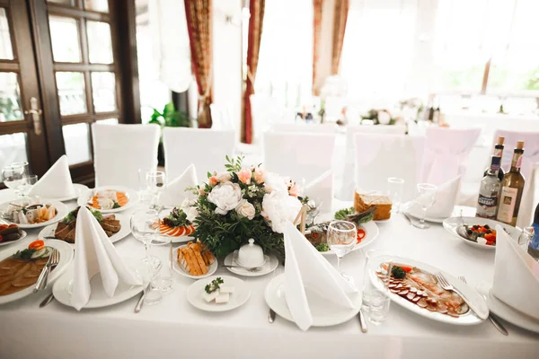 Interior of a restaurant prepared for wedding ceremony — Stock Photo, Image