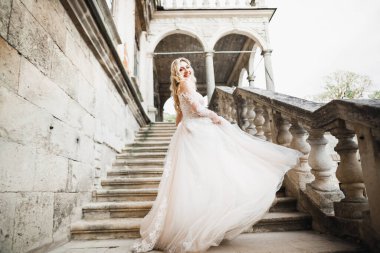 Gelinlik giymiş güzel moda gelin pozu