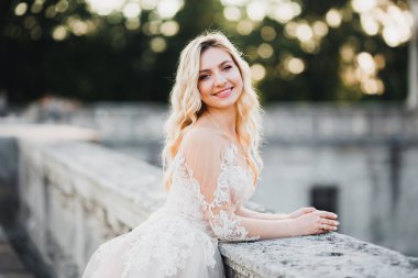 Gelinlik giymiş güzel moda gelin pozu